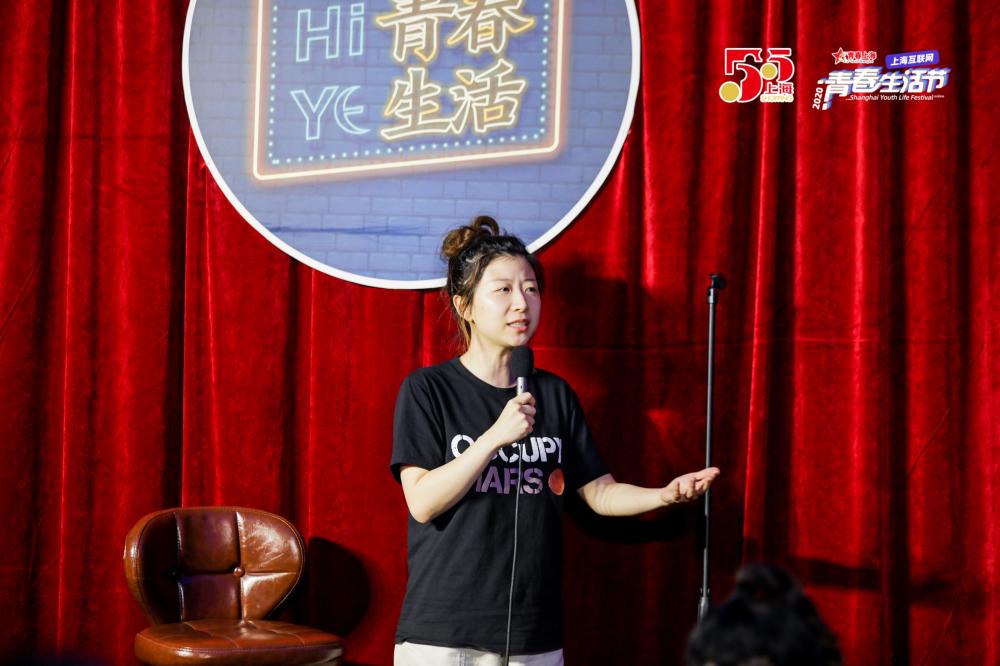 笑声连连中,上海人民滑稽剧团演员陈靓和上海独脚戏艺术传承中心演员