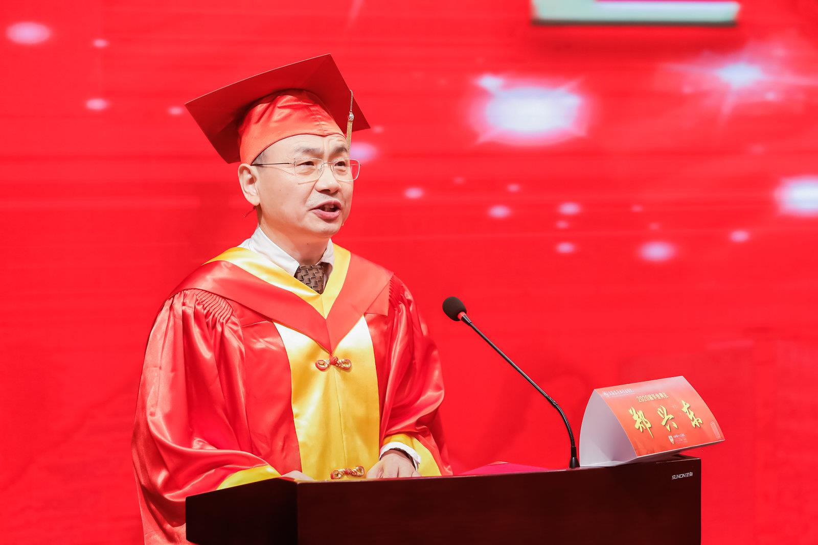 郑兴东寄语交大医学院一医毕业生知重负重向上向善勇立时代潮头