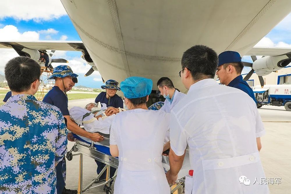 情況緊急!海軍航空兵戰機從南沙轉運傷員