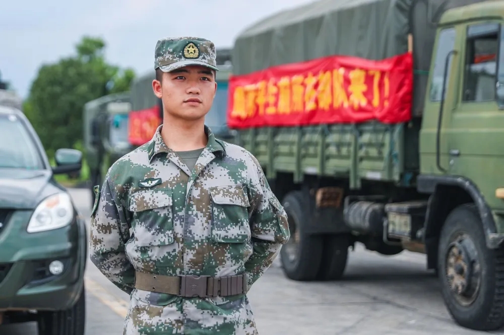 紧急驰援长江抗洪一线7172集团军数千官兵出动了