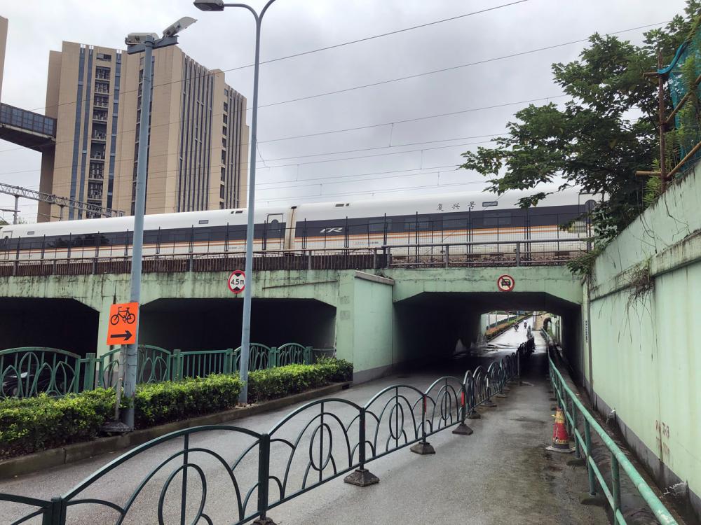 暴雨后瀑布要流四五天祁连山南路地道多次整改为何积水难除