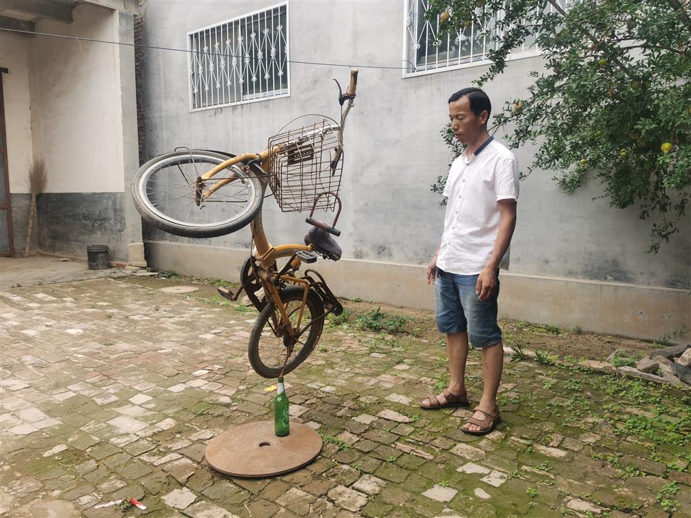 平衡术大师在啤酒瓶口立起自行车煤气罐冰箱洗衣机还有儿子