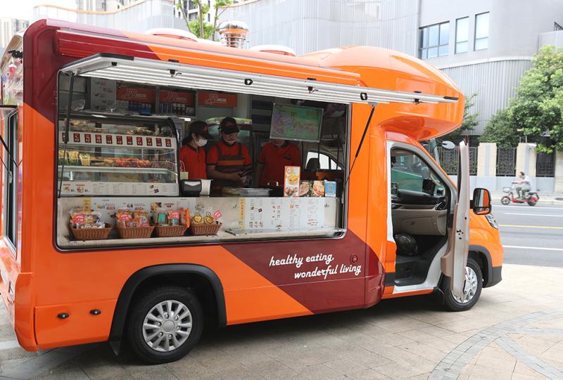 房车改餐车,上海光明流动餐车上街试运营,每辆至少有40种餐食可选