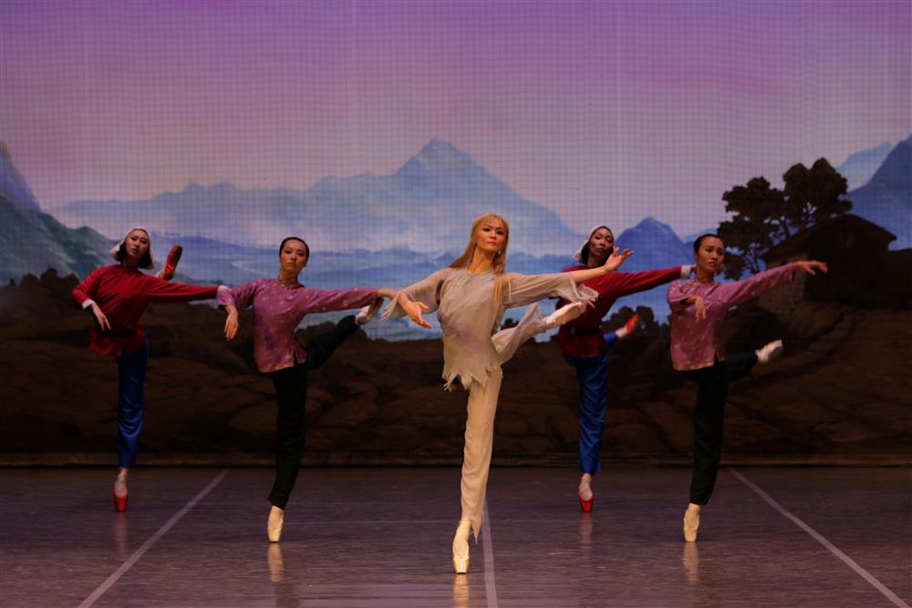 最新版芭蕾舞白毛女图片