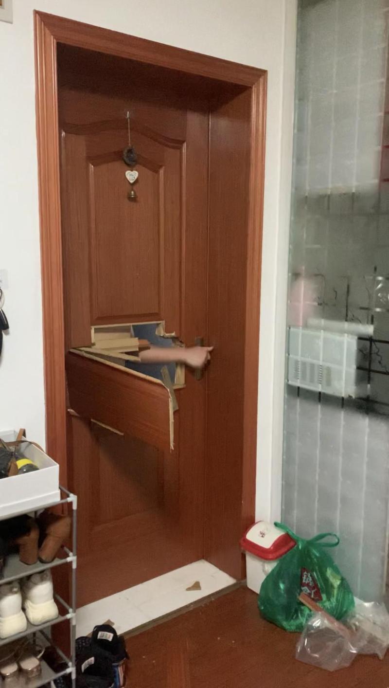 凌晨,房门突然被踹开,陌生男子破门而入