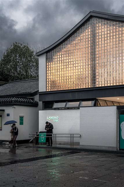 我在公共厕所楼上喝咖啡,窗外就是杭州西湖,这民营公厕竟然还有品牌