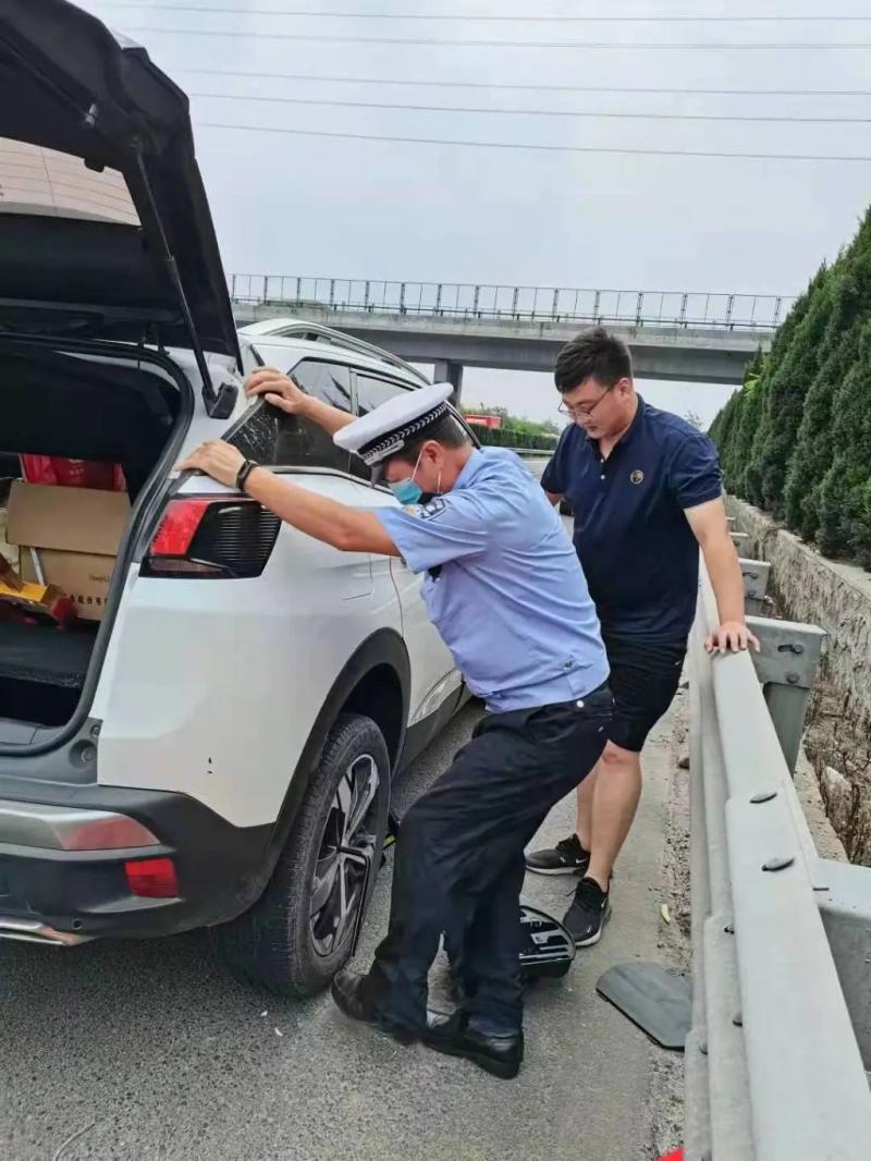 痛心青岛交警李涌牺牲详情公布为救执法对象不幸从高速公路护栏摔下