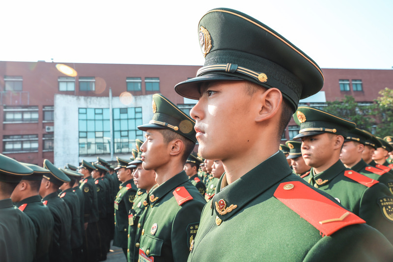 武警上海总队今天举行新兵授衔仪式