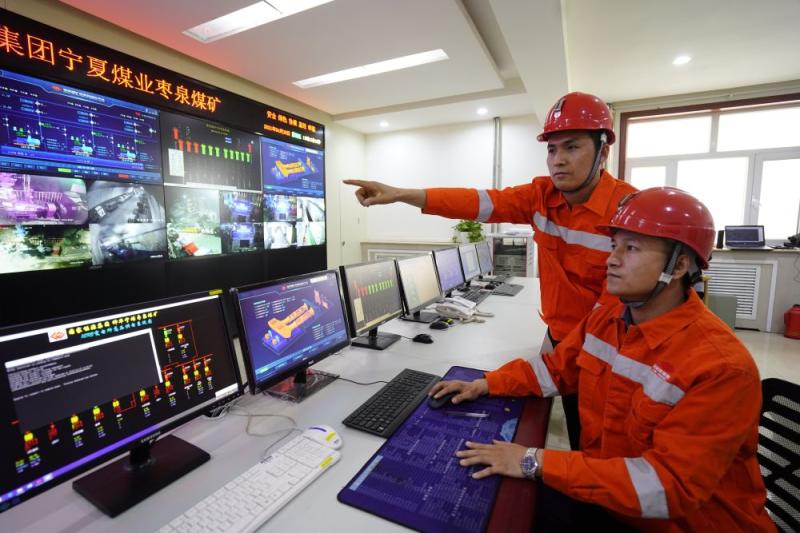 枣泉煤矿工作人员正在指挥调度.(受访者供图)