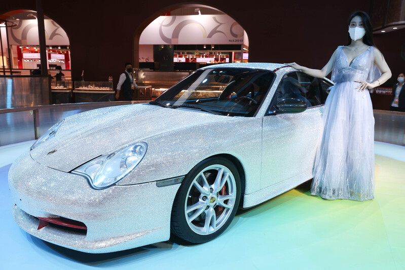 镶了40万颗宝石的保时捷跑车惊艳进博会,原来车主来自这里