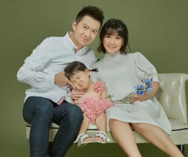 2010年,陈苏与耿晨晨结婚,成为当时央视少儿频道主持人团队中唯一一对