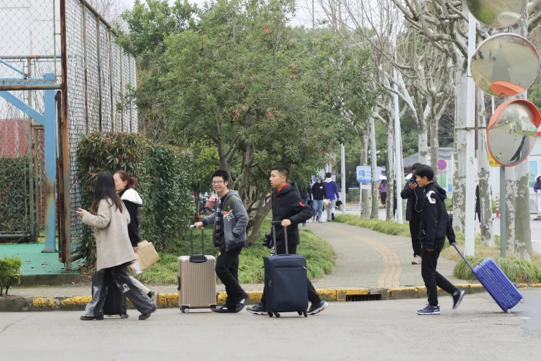 上海高校开学迎高潮，土特产+营养品变成新学期校园的绝配