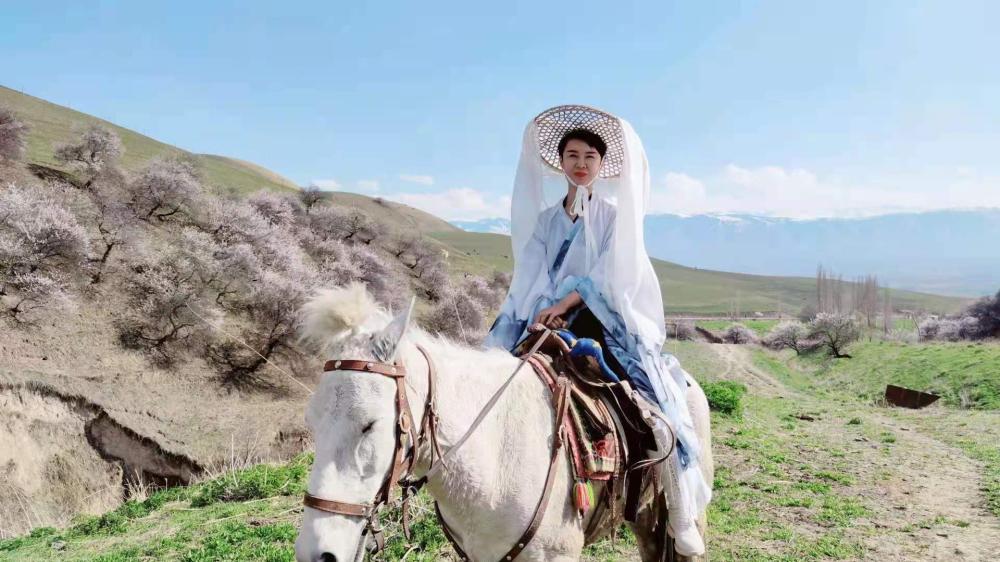 雪地策马女县长贺娇龙已升任伊犁州文旅局副局长,"