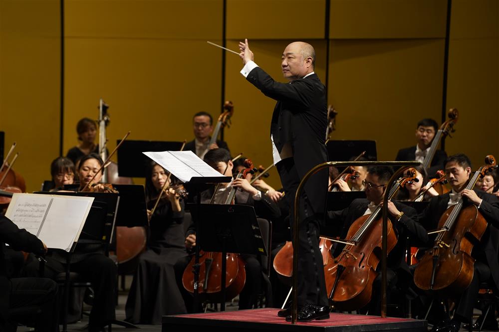 许忠执棒上海歌剧院,歌唱"黄河",致敬"母亲"