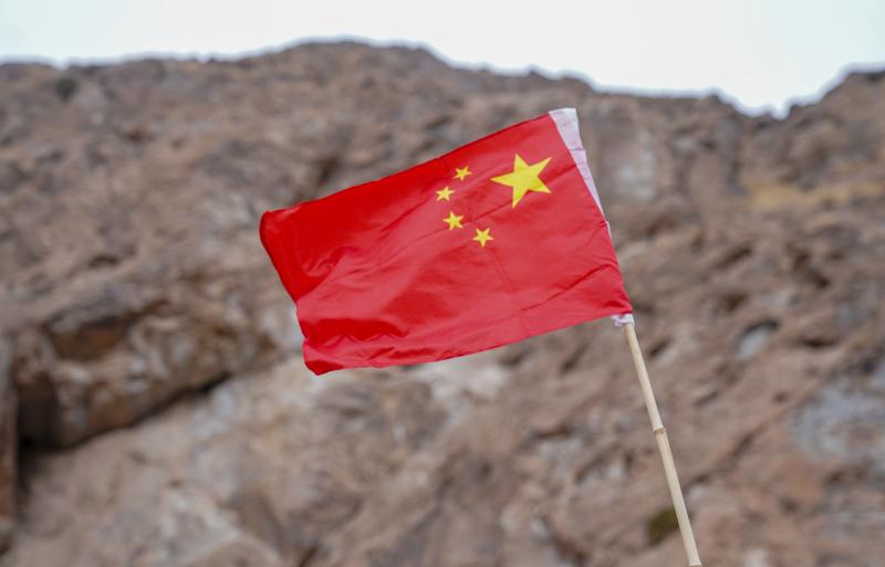 执勤房周围插着的国旗,是群山间最鲜艳的颜色.   司占伟 摄