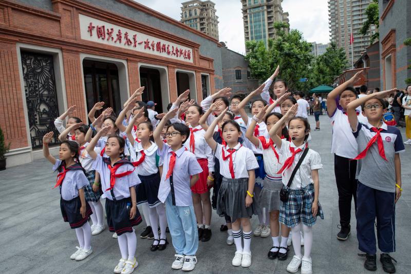 少年儿童庆"六一"迎"七一"主题活动在长风公园地下少先队群雕广场举行