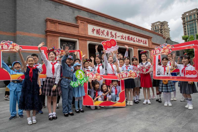 少年儿童庆"六一"迎"七一"主题活动在长风公园地下少先队群雕广场举行