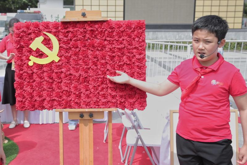 拼党旗讲红色故事皮影戏演绎红色经典今年上海的儿童节有点不一样