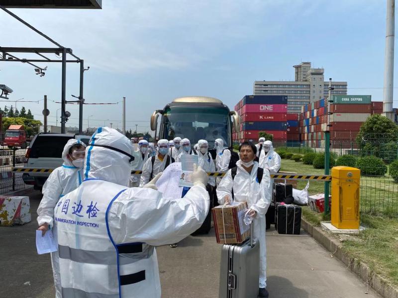 远洋船员回国不再难上半年上海外高桥边检站办理海员调换手续6000人次