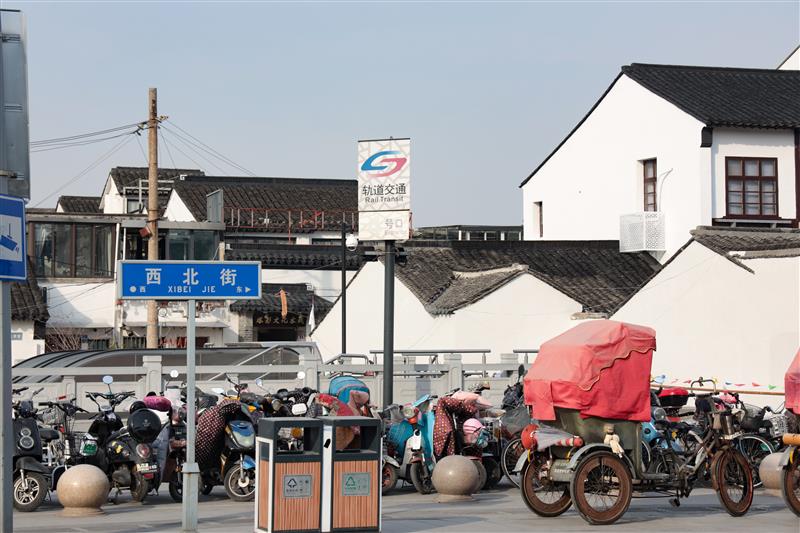 4号线到北寺塔站,出站步行前往苏州博物馆,拙政园,狮子林,平江路等地