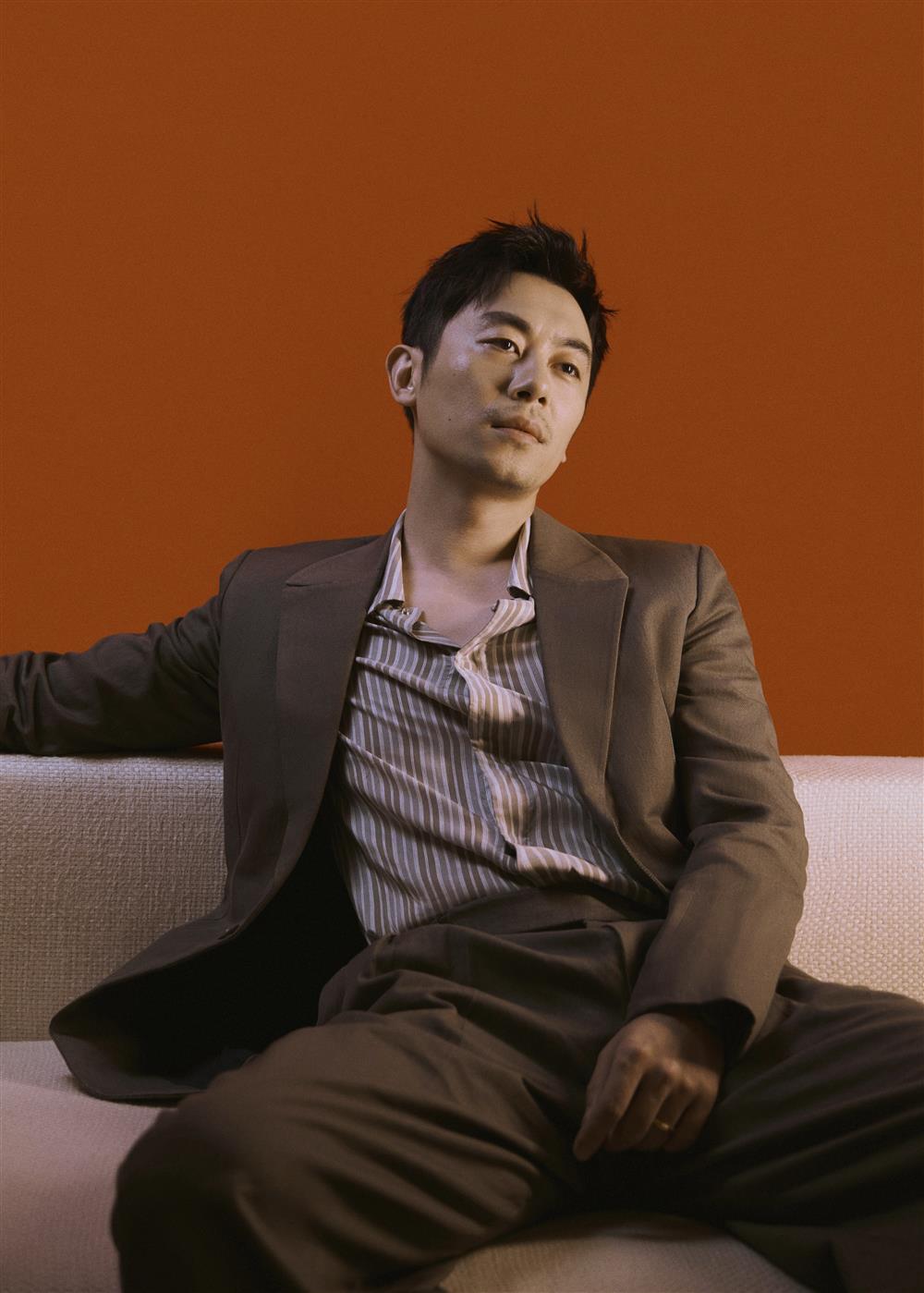 这也是朱亚文在形体上对人物的特别塑造,"他在生活状态里需要放松,他