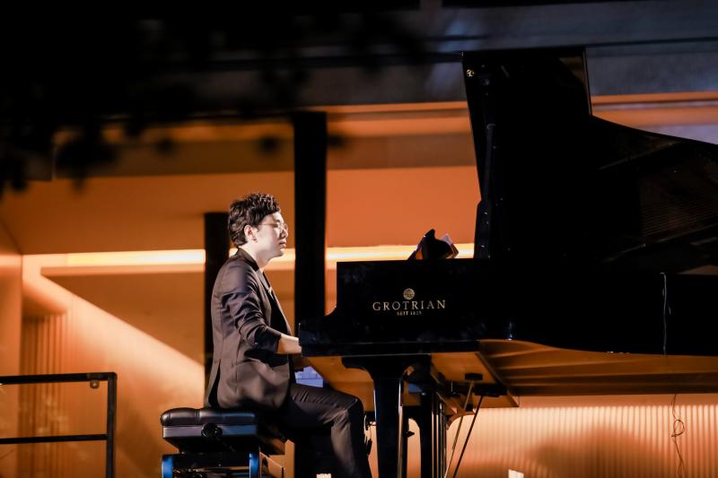 上观新闻记者近日专访了此次光影秀的音乐创作者——青年作曲家罗威