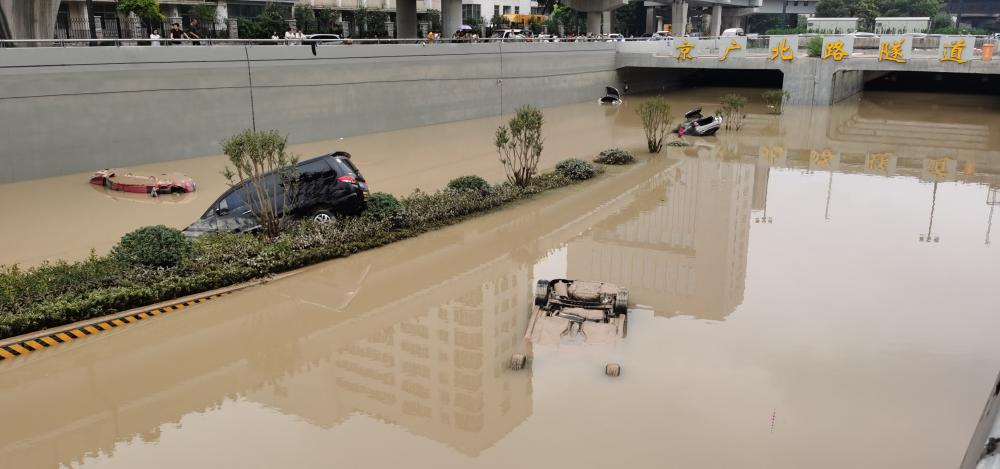 暴雨过后的郑州街头亲历者讲述困在隧道内的8小时