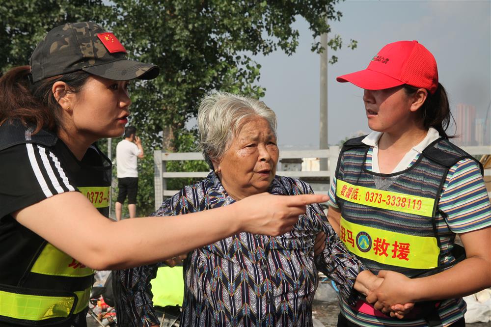 志愿者为老人指路.