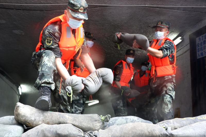 上海武警严阵以待迎战烟花