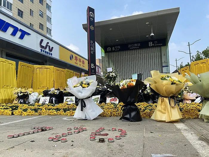 郑州地铁口铺满鲜花!一张纸板感动全网:妞妞,爸爸还想接你回家