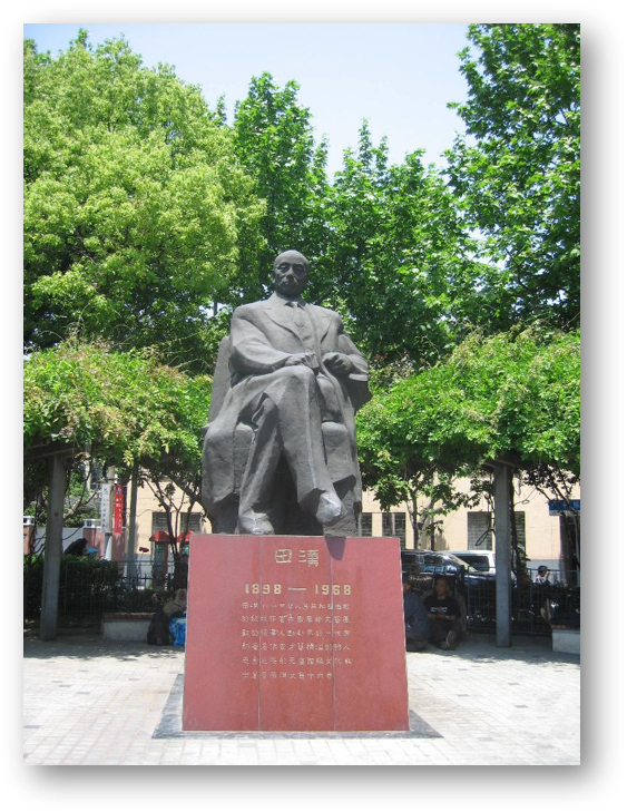 在上海,富民路,长乐路和东湖路中间有一片小小的绿地,田汉先生的雕像