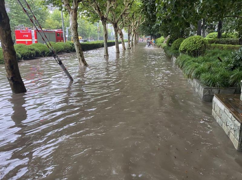 市区部分路段现积水,浦东部分路段被积水淹没,积水可至小腿