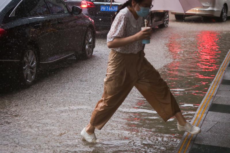 上海遭遇大暴雨南京西路恒隆广场门口积水淹过脚面