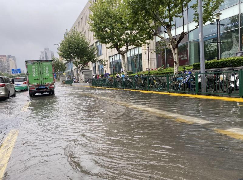 市区部分路段现积水,浦东部分路段被积水淹没,积水可至小腿