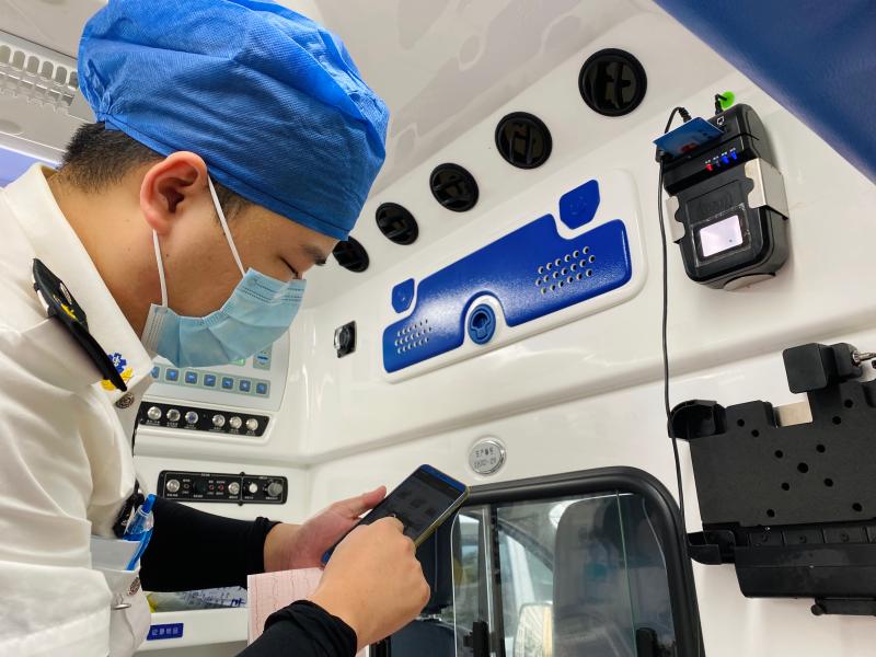 记者体验"5g救护车":生命体征数据实时传送,上车就能享受专家远程诊断