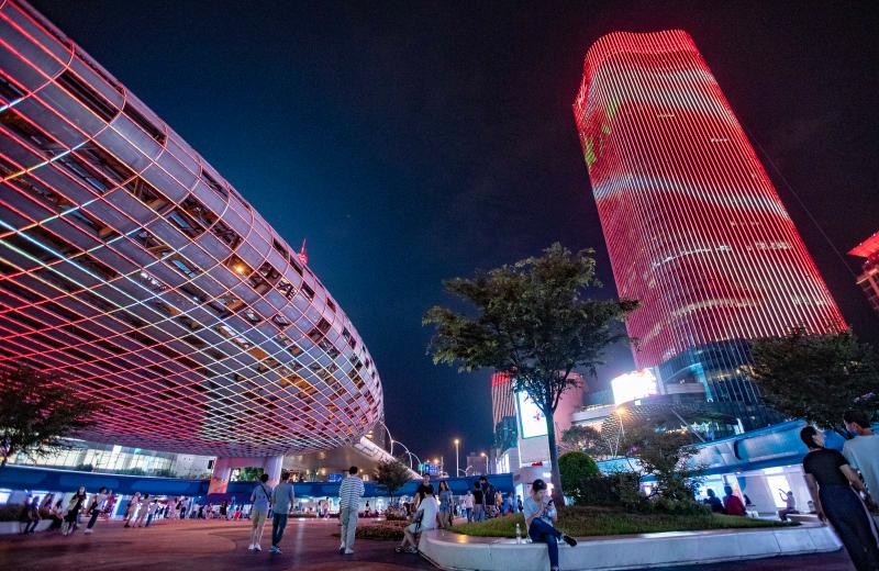 上海五角场彩蛋上新迎八一主题灯光秀联动上演