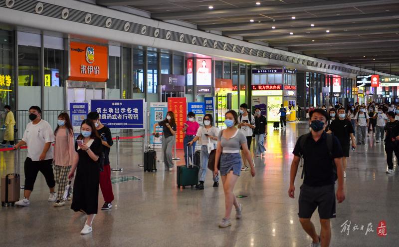 8月22日下午,虹橋火車站迎來週末返程高峰,乘客們均戴好口罩出行.