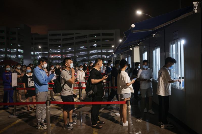 连夜行动!上海浦东机场开展大规模核酸检测,目前检测仍在进行