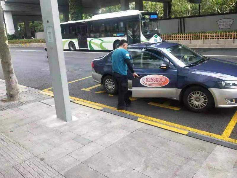 很多老年人面临约车软件不会操作,只靠招手打不到车,线上支付又搞不定