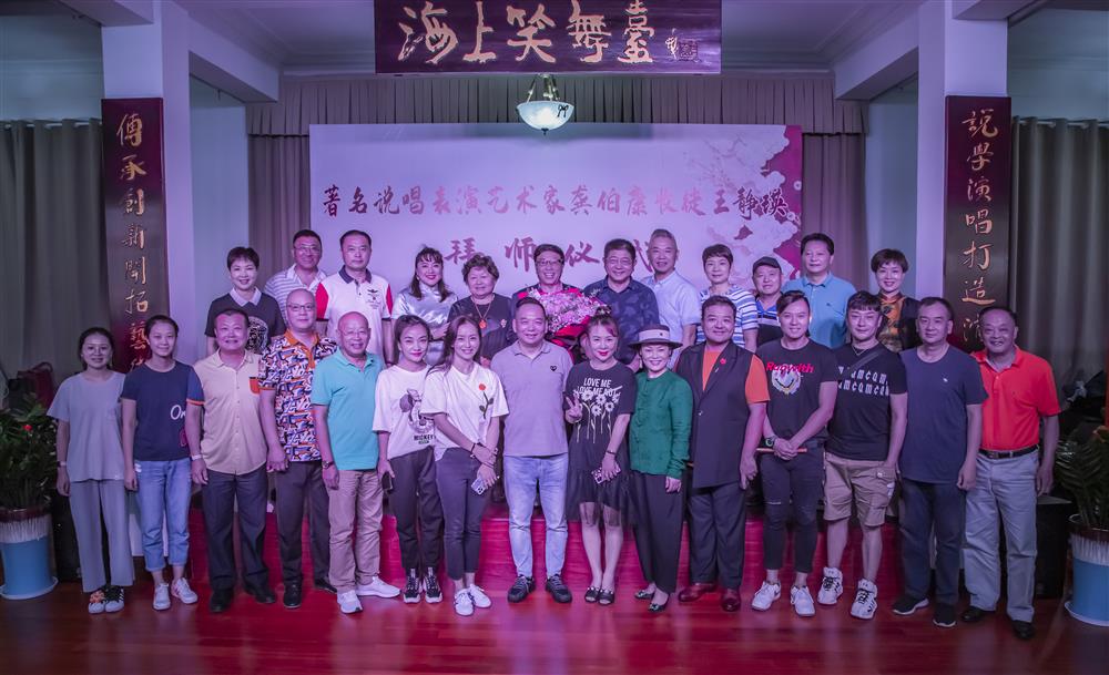 79岁的龚伯康是上海市非物质文化遗产上海说唱代表性传承人,他的上海