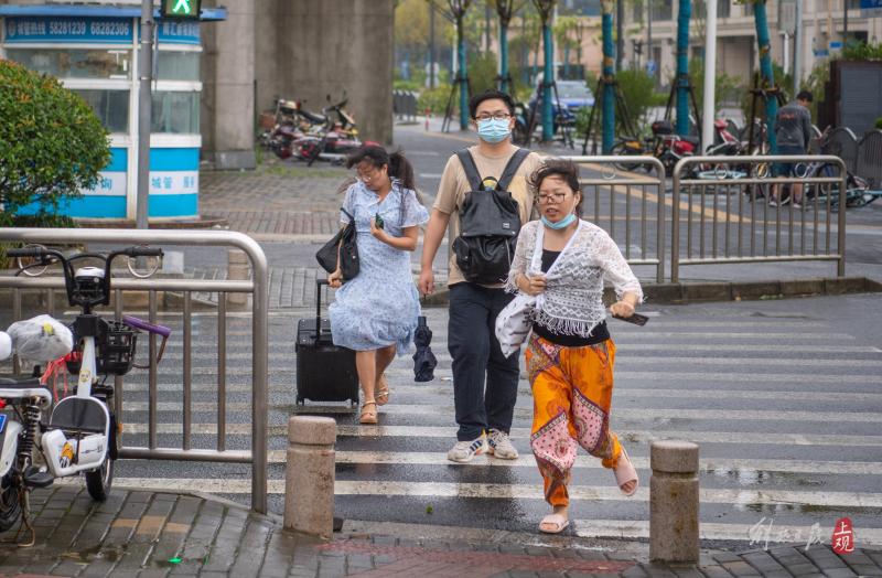 地鐵16號線於11時30分恢復運營,市民前往趕車.