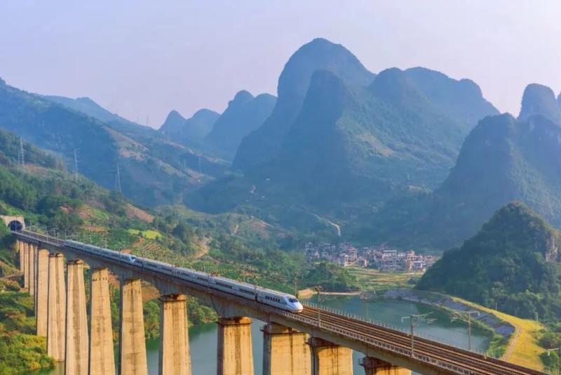 "坐高铁千万不要玩手机"冲上热搜,一组美图引6亿网友围观