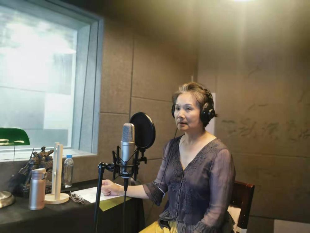 吴冕在录音棚里.