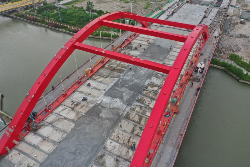 连通徐汇华泾与闵行梅陇,上海春申塘河上这座桥建设了4年多,遭遇了