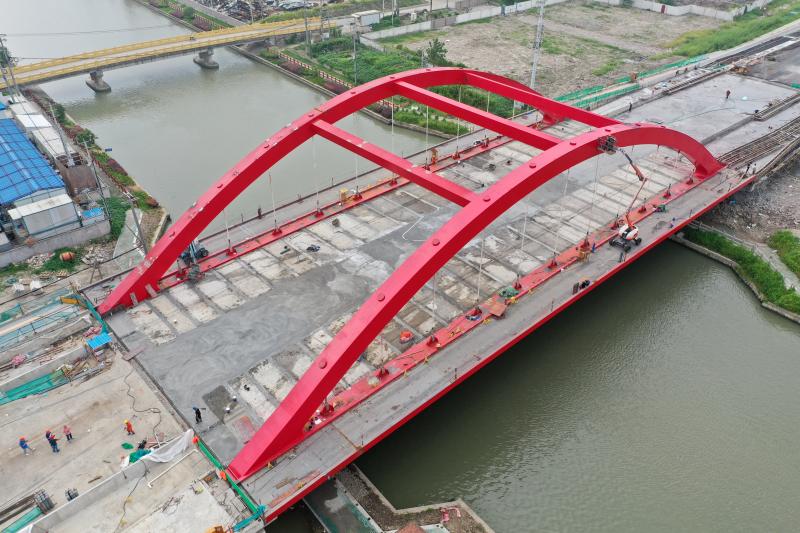 连通徐汇华泾与闵行梅陇,上海春申塘河上这座桥建设了4年多,遭遇了