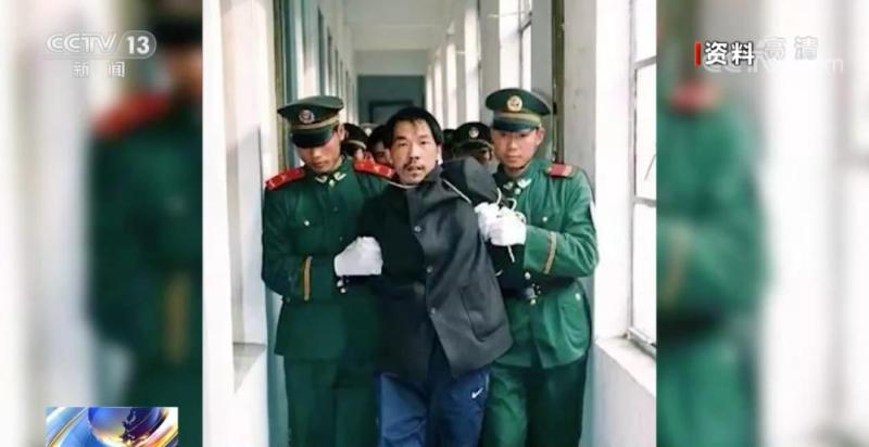法子英当年被警方抓获的5天后, 在二人作案的出租屋内,警方发现了两具