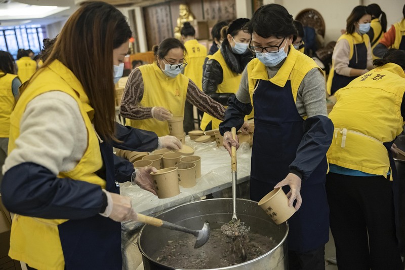 1月10日,腊八节当天,上海玉佛禅寺连夜熬制了3000份腊八粥,由寺院的