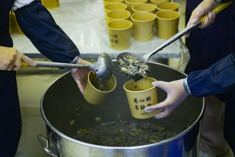 玉佛禅寺连夜熬制3000份腊八粥赠市民首推线上预订领粥