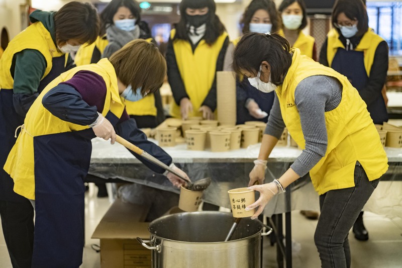 1月10日,腊八节当天,上海玉佛禅寺连夜熬制了3000份腊八粥,由寺院的