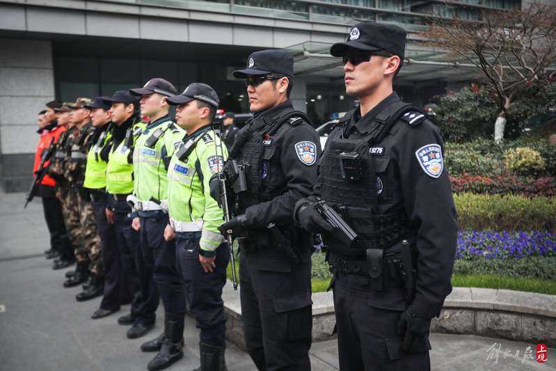 上海民警在岗迎接中国人民警察节